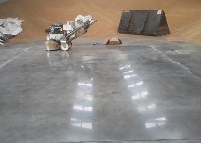 Žemės ūkio sandėlio betoninių grindų apsauga nuo dulkėtumo bei dilimo