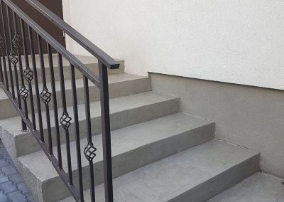 Privataus namo senų betoninių lauko laiptų paviršiaus remontas ir apsauga nuo išorės poveikio